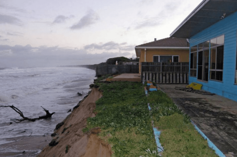 INTEGRATED OR DISINTEGRATED COASTAL ZONE MANAGEMENT?